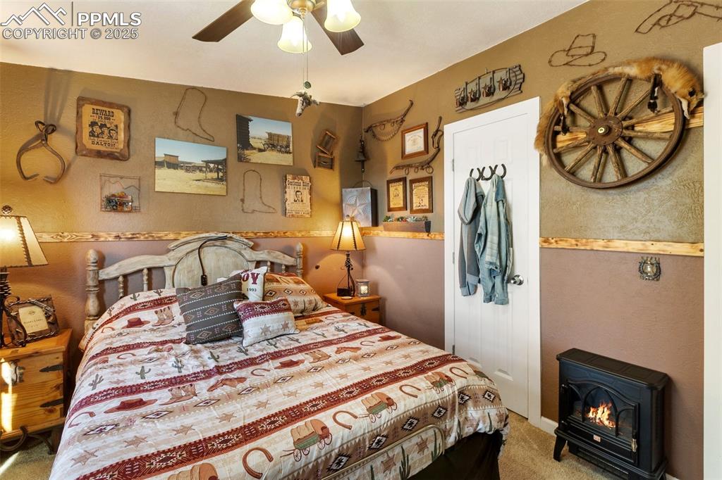 Image 29 of 50: Bedroom