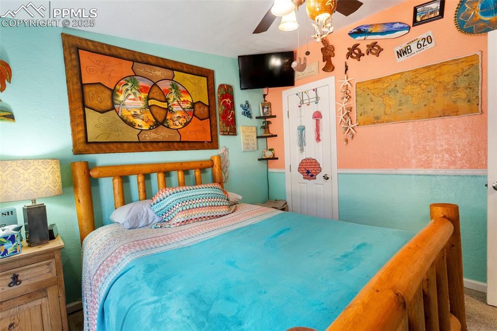 Image 30 of 50: Bedroom