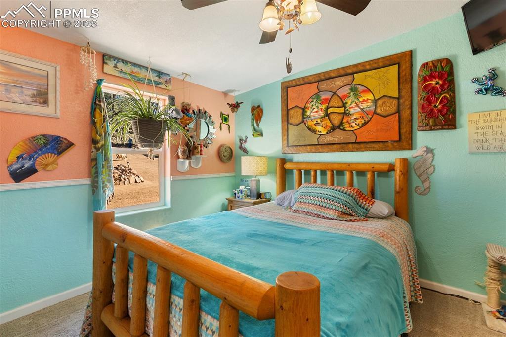 Image 31 of 50: Bedroom