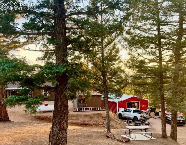 Image 45 of 50: Yard