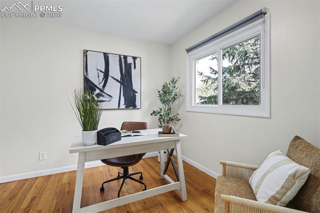 Image 10 of 25: Office