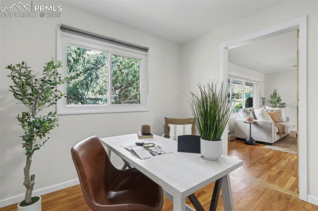 Image 11 of 25: Office