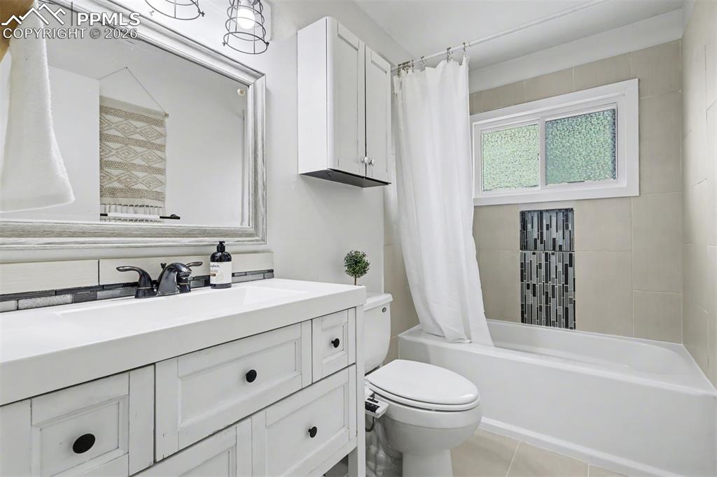 Image 12 of 25: Bathroom