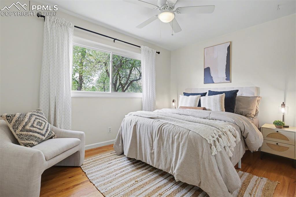 Image 13 of 25: Bedroom