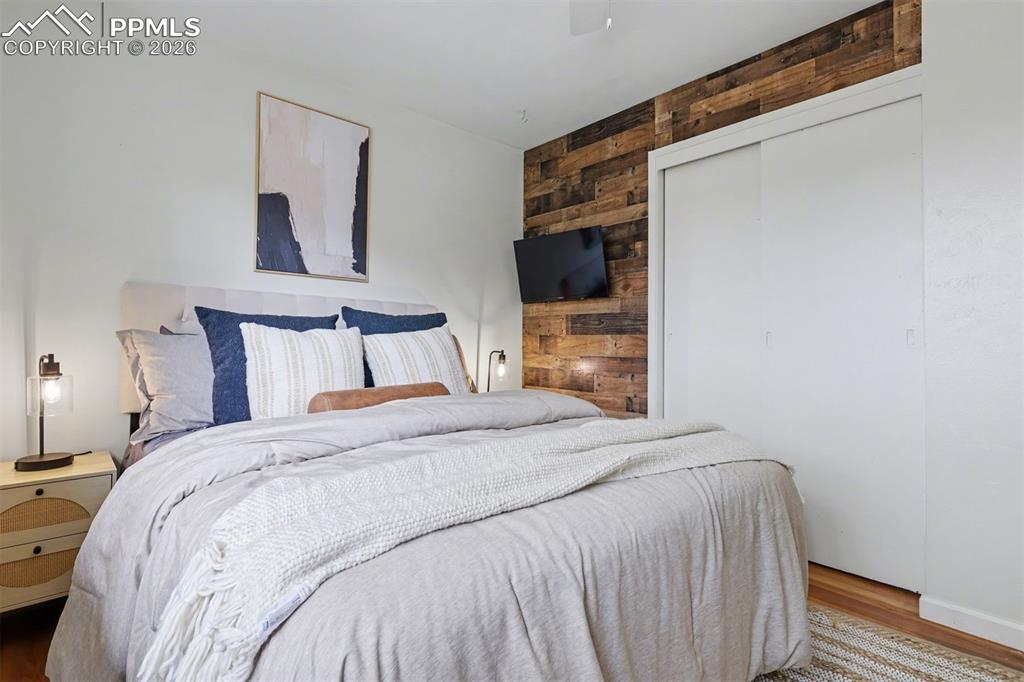 Image 14 of 25: Bedroom