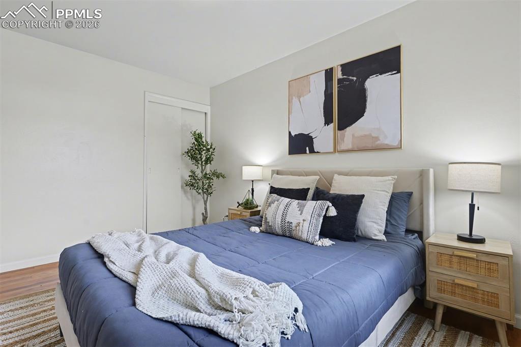 Image 16 of 25: Bedroom