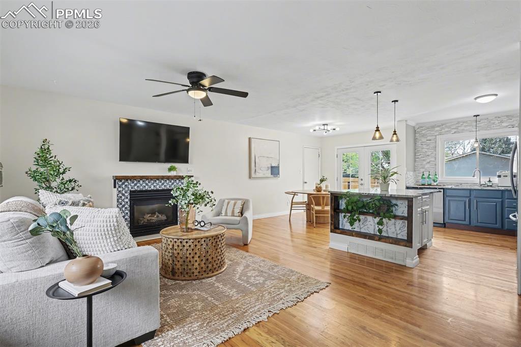 Image 17 of 25: Living Room