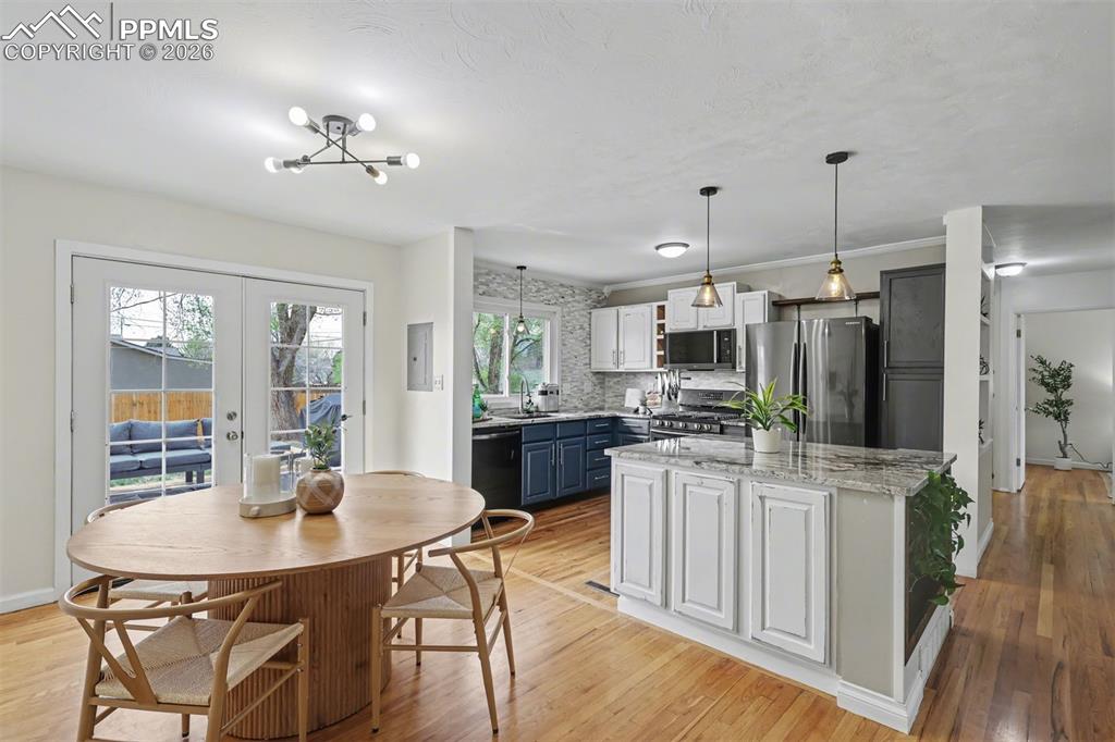 Image 18 of 25: Kitchen