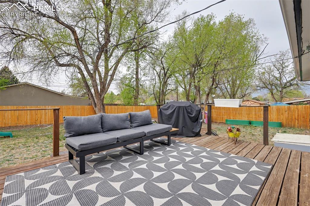 Image 20 of 25: Deck