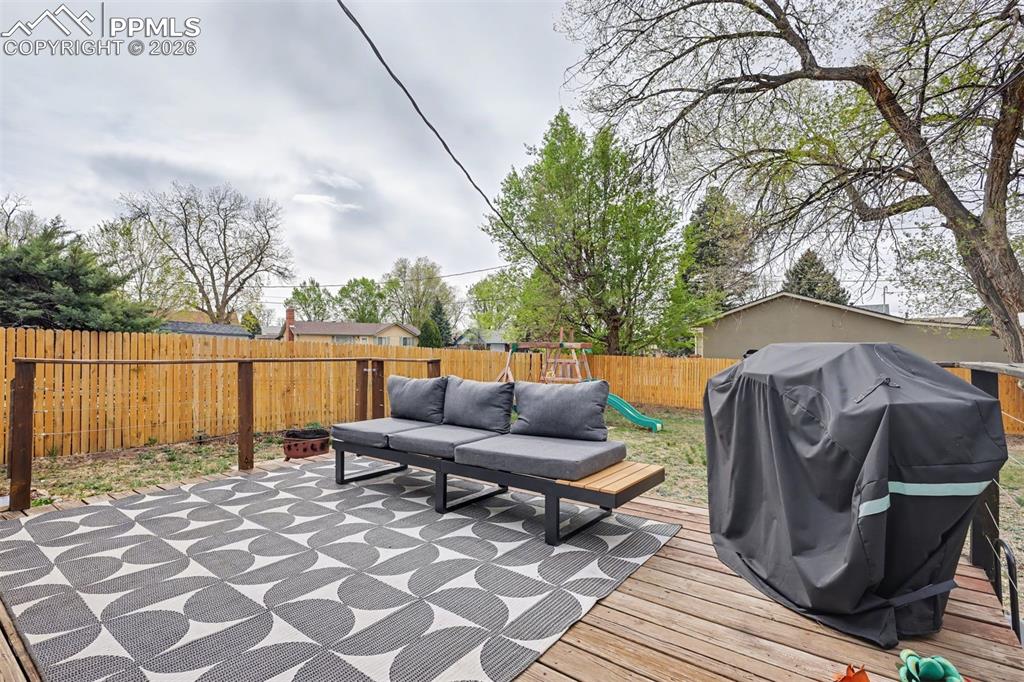 Image 21 of 25: Deck