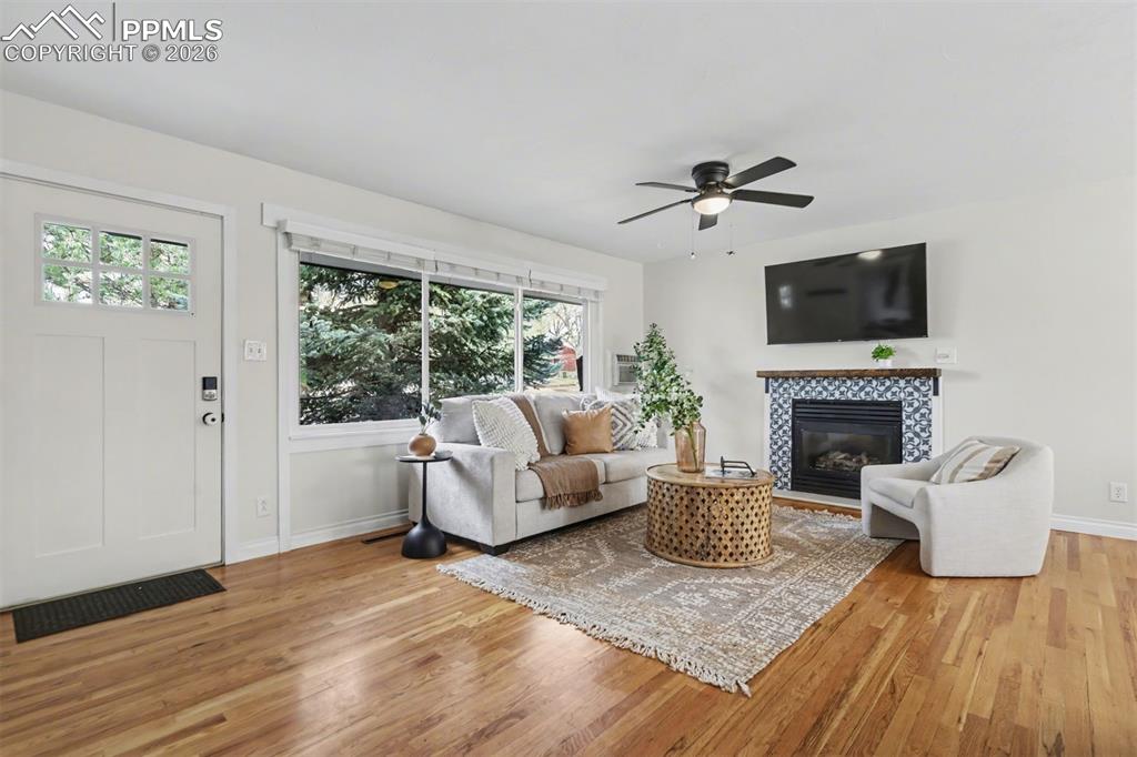 Image 3 of 25: Living Room