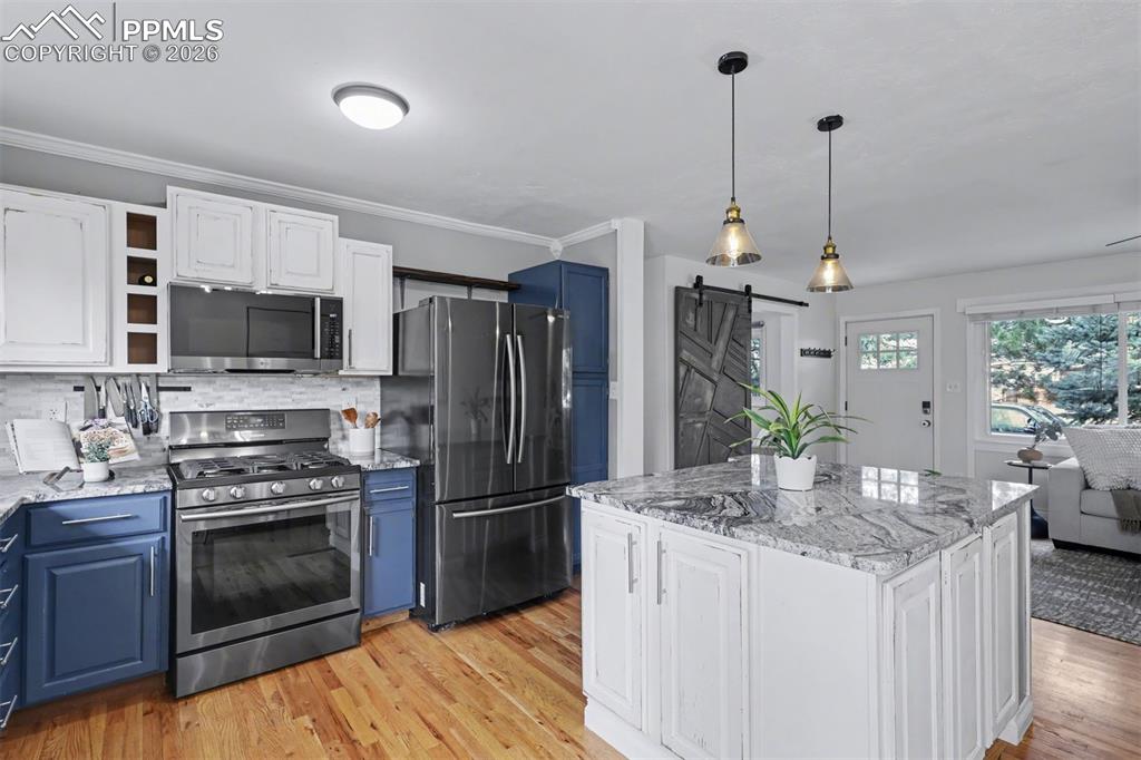 Image 4 of 25: Kitchen