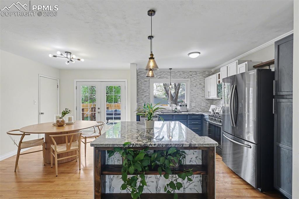 Image 5 of 25: Kitchen