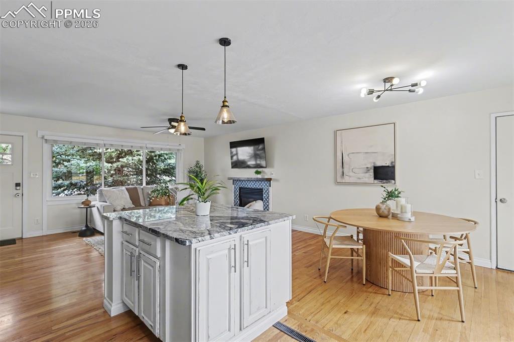 Image 7 of 25: Kitchen