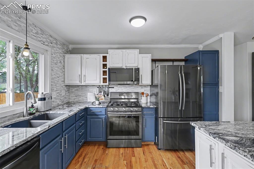 Image 9 of 25: Kitchen