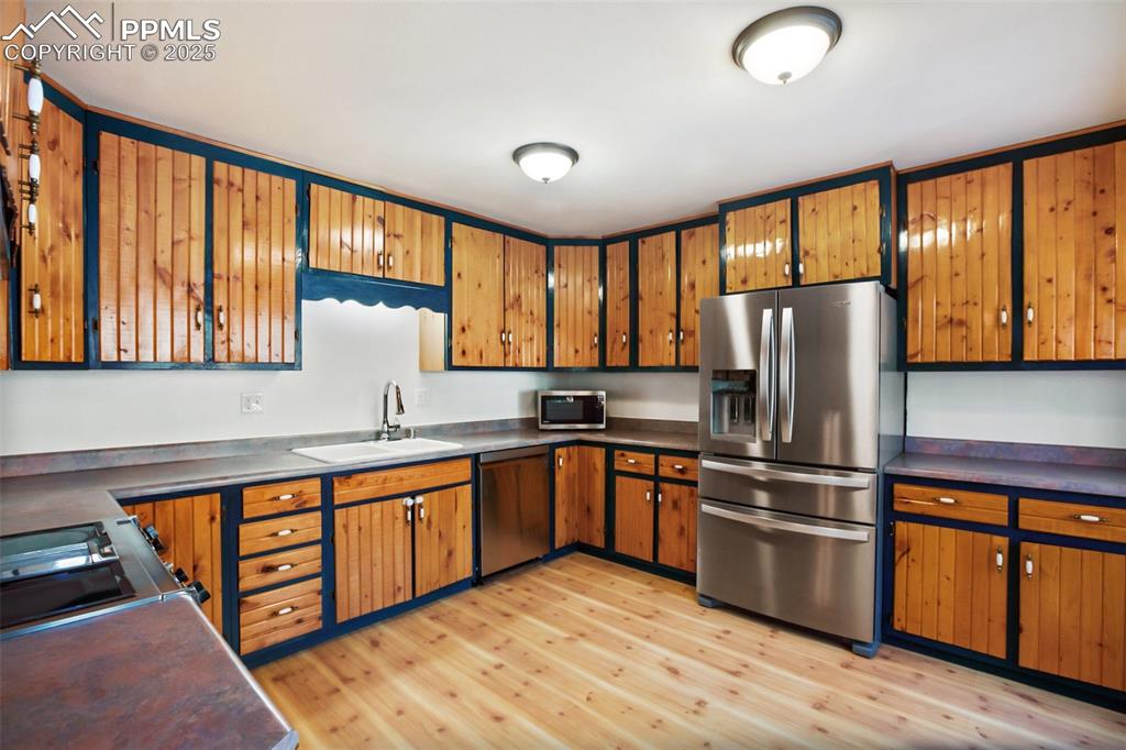 Image 12 of 37: Kitchen
