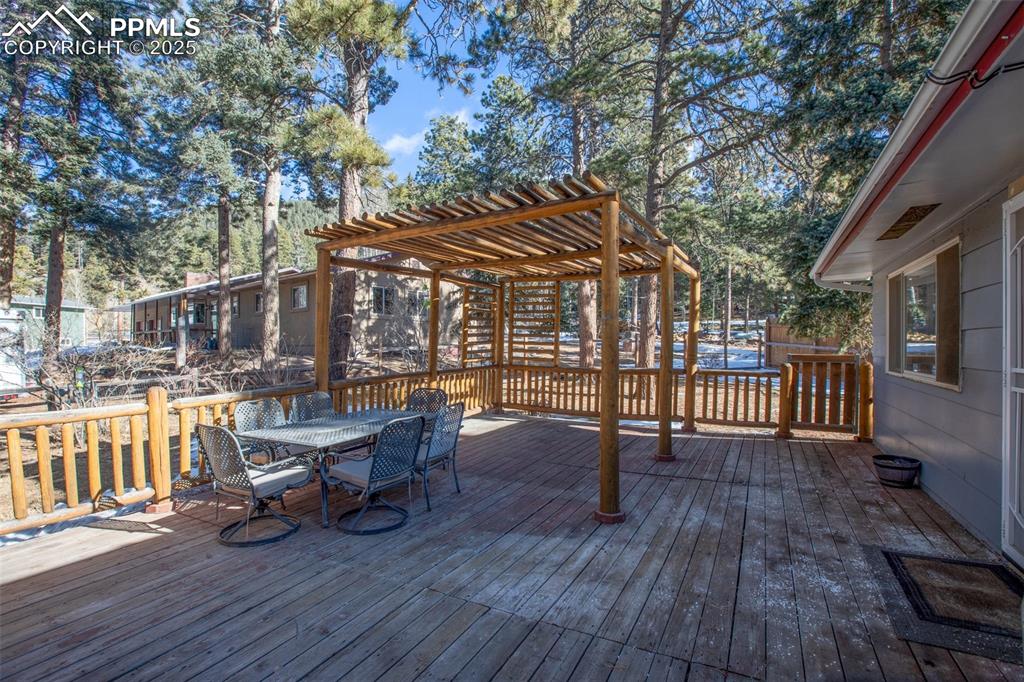 Image 36 of 37: Deck