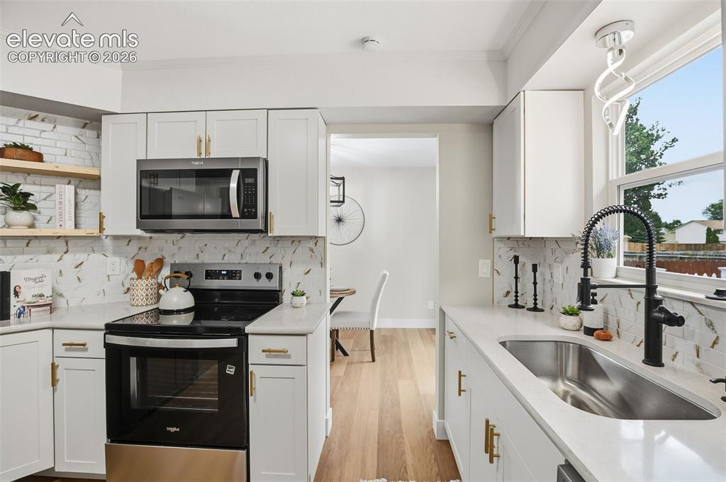 Image 12 of 44: Kitchen