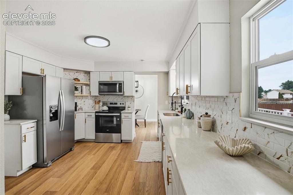 Image 18 of 44: Kitchen