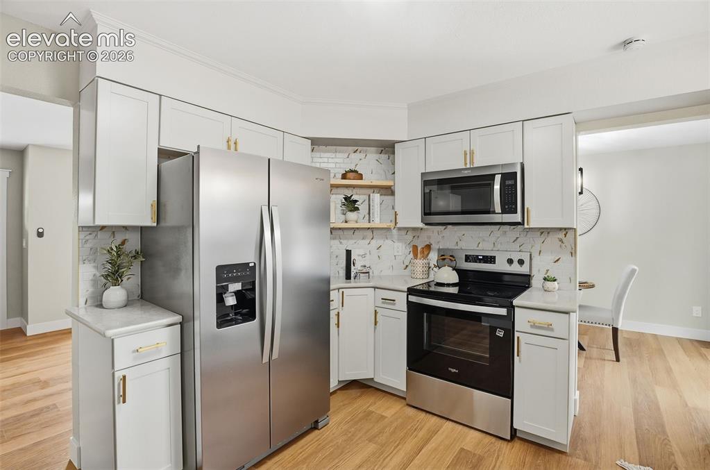 Image 19 of 44: Kitchen
