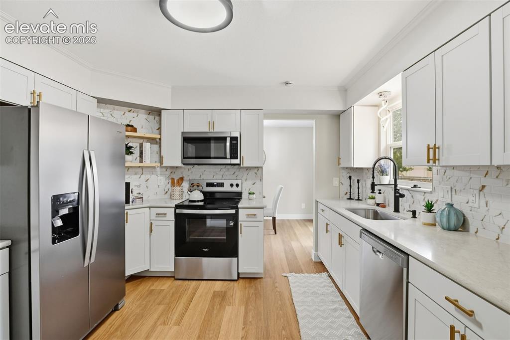 Image 21 of 44: Kitchen