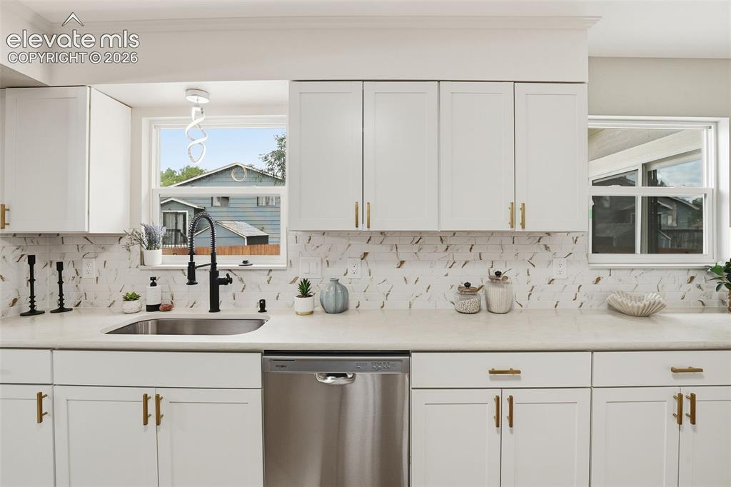 Image 22 of 44: Kitchen