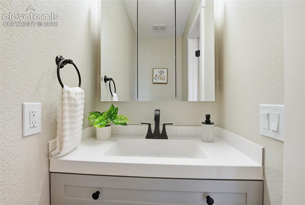 Image 25 of 44: Bathroom