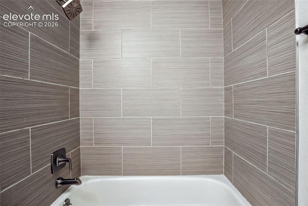 Image 30 of 44: Bathroom