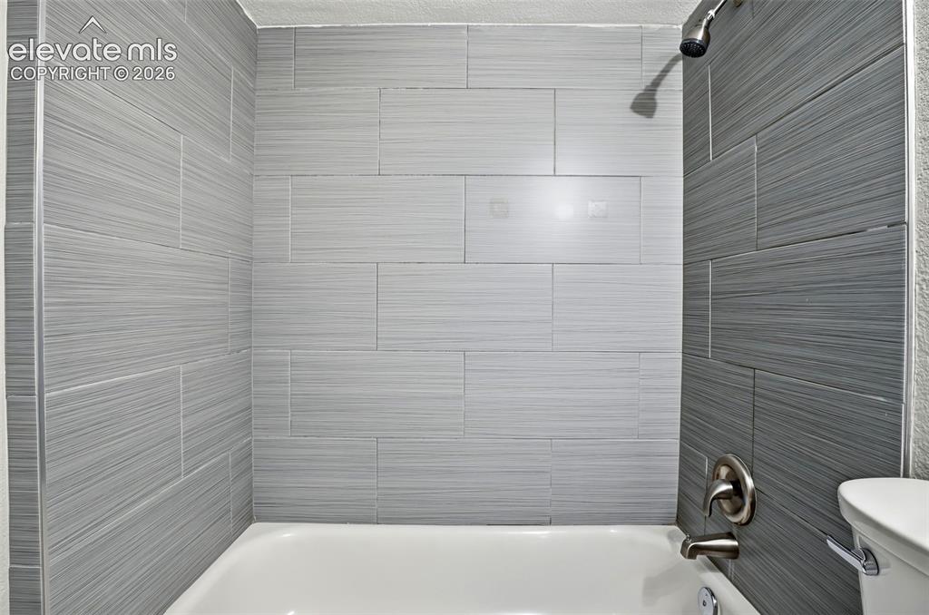 Image 34 of 44: Bathroom