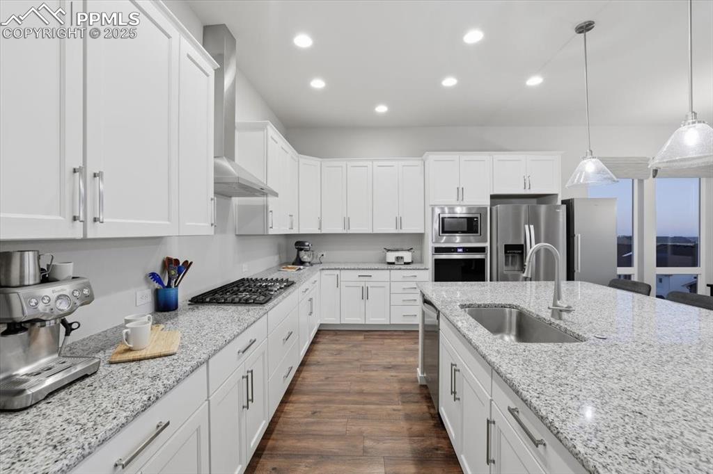 Image 12 of 43: Entertainers dream with abundant counter space