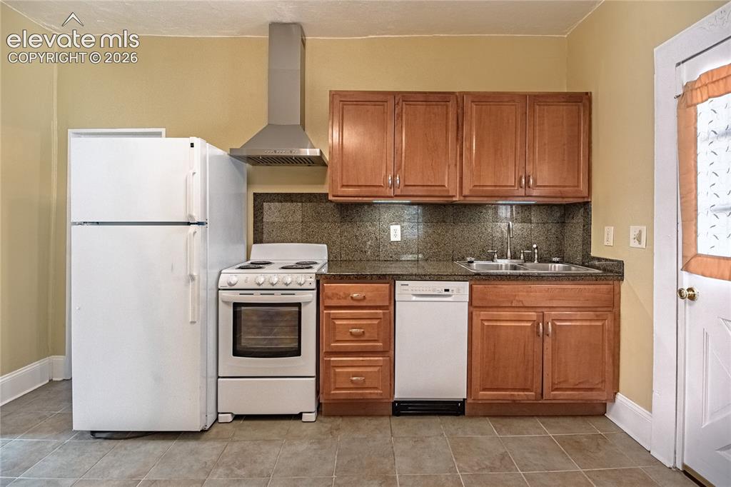 Image 10 of 27: Kitchen