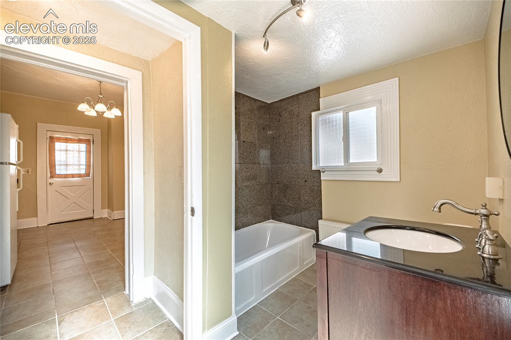 Image 15 of 27: Bathroom