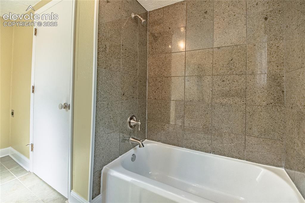 Image 18 of 27: Bathroom