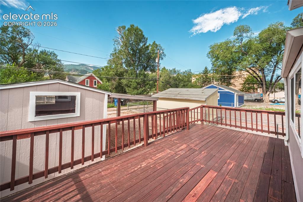 Image 20 of 27: Spacious deck