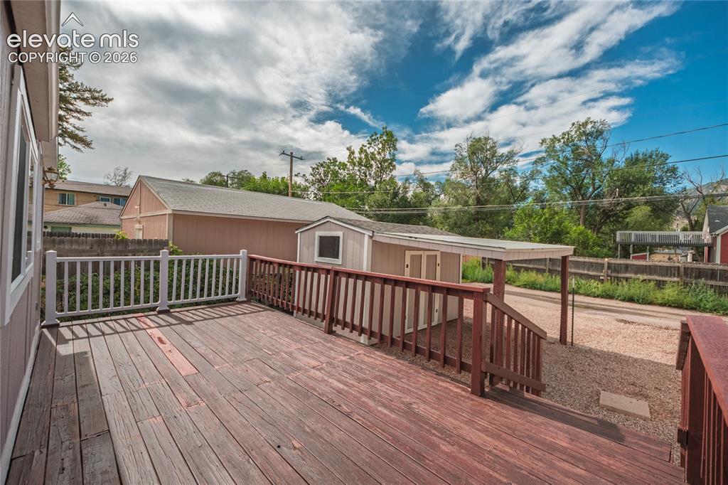 Image 21 of 27: Deck