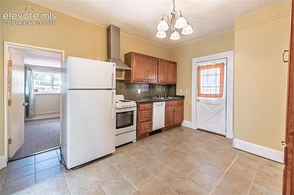 Image 8 of 27: Kitchen