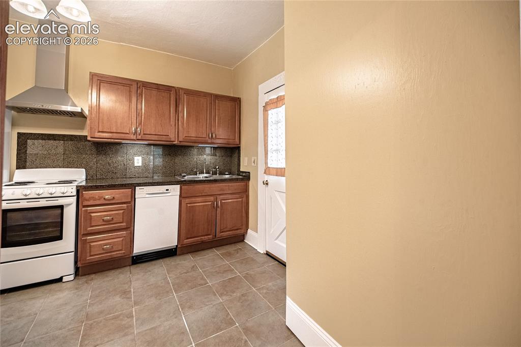 Image 9 of 27: Kitchen