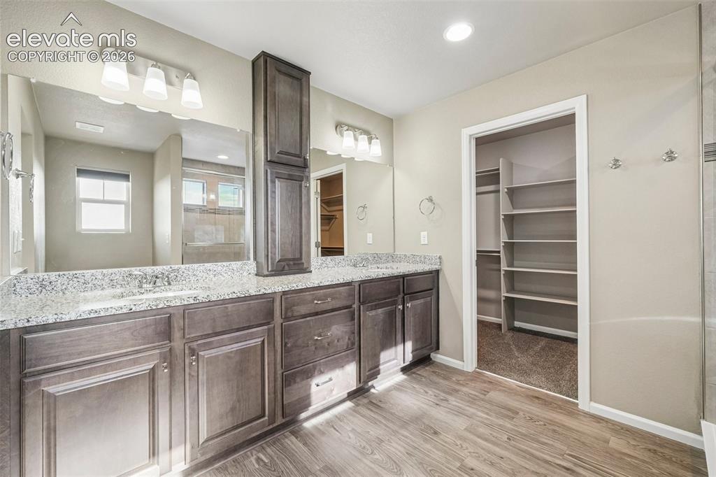 Image 19 of 49: Bathroom