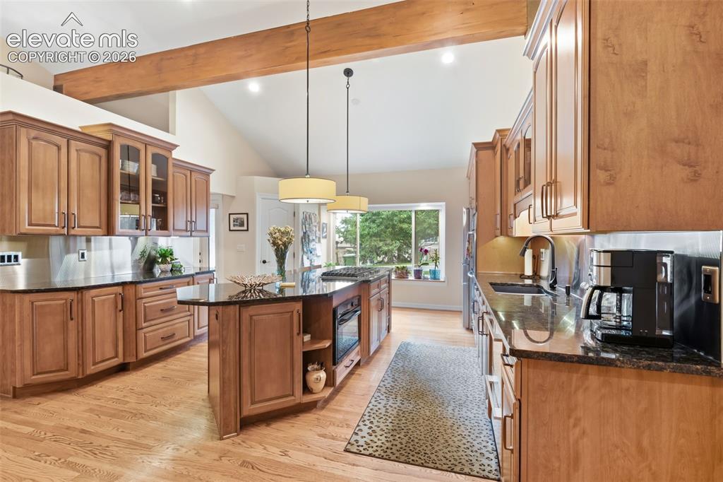 Image 13 of 36: Kitchen