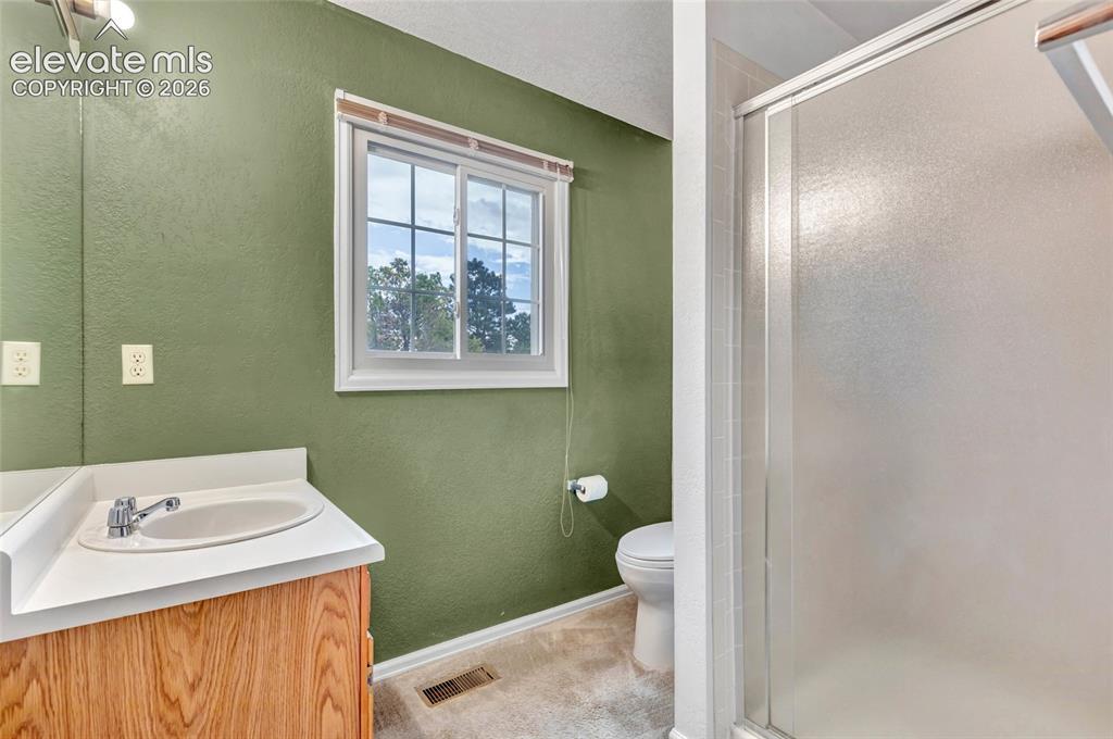 Image 11 of 27: Bathroom