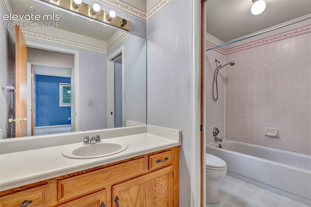 Image 15 of 27: Bathroom