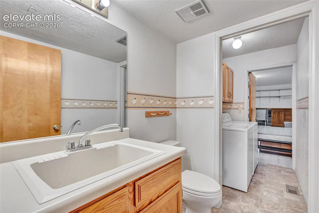 Image 19 of 27: Bathroom