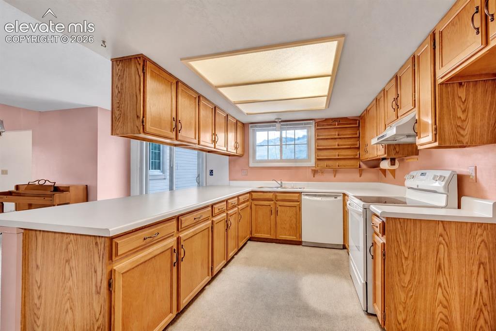 Image 6 of 27: Kitchen
