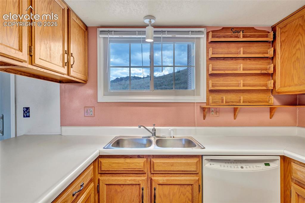 Image 7 of 27: Kitchen
