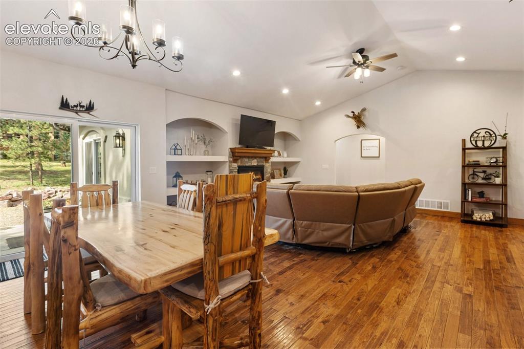 Image 14 of 48: Dining Area