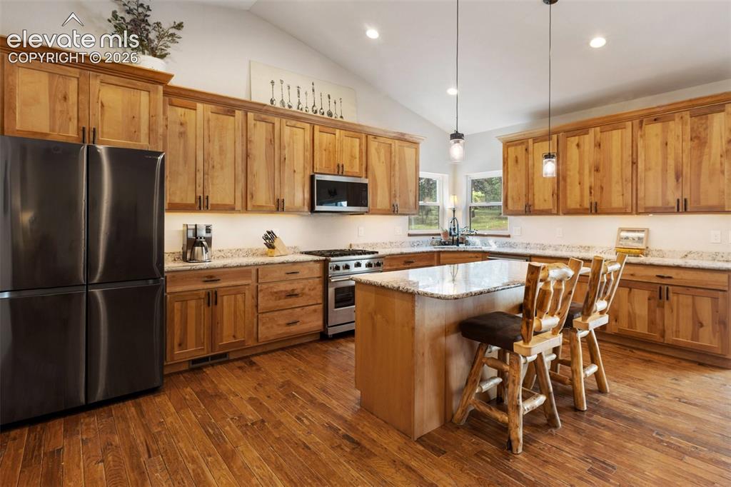 Image 15 of 48: Kitchen