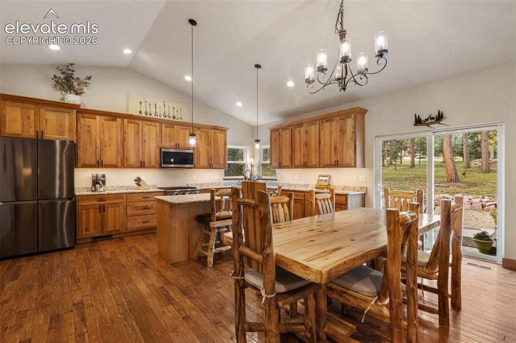Image 17 of 48: Dining Area