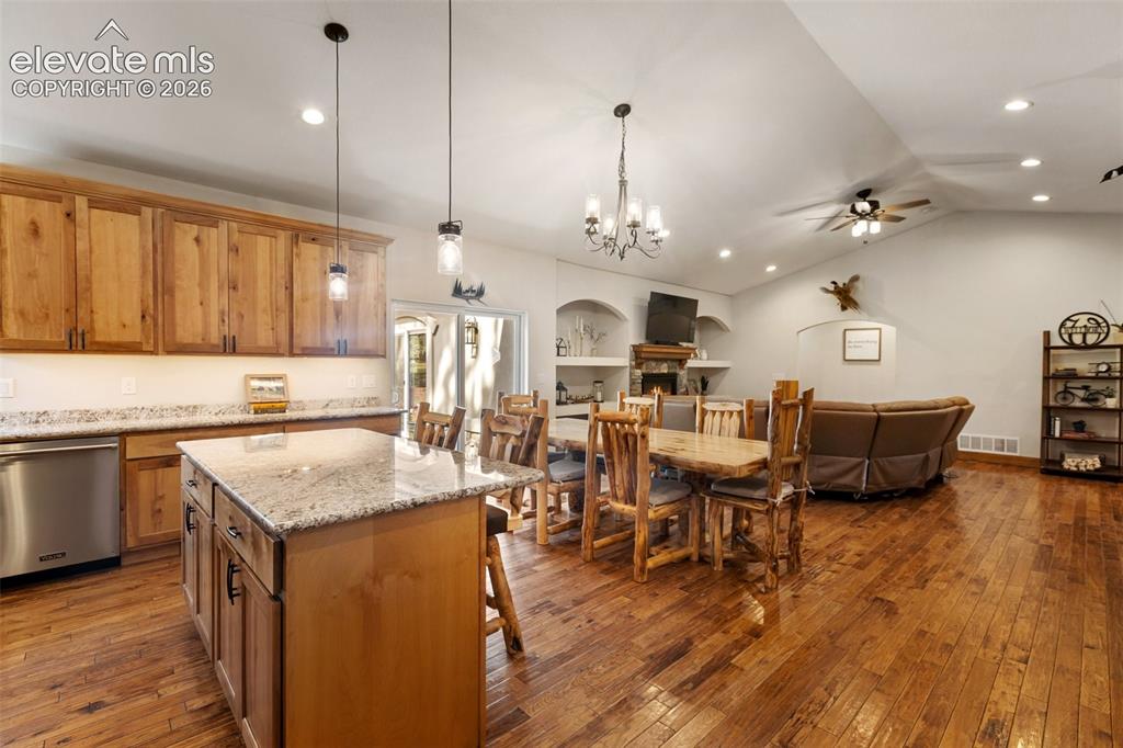 Image 18 of 48: Kitchen