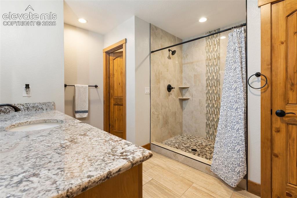 Image 38 of 48: Bathroom