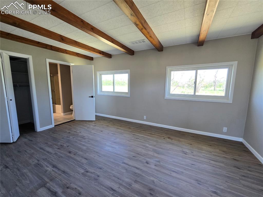 Image 14 of 34: Bedroom